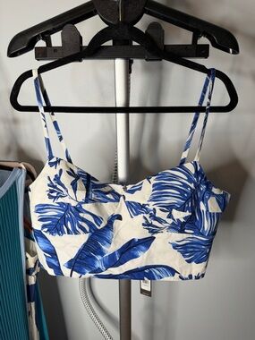 NWT - BCBG Blue & White Tropical Leaf Cropped Cami
